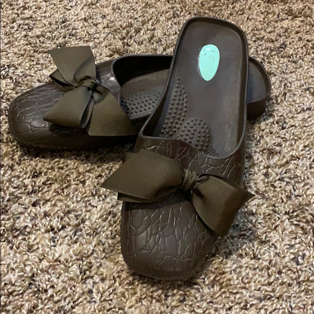 M/L Chocolate brown Oka shoes